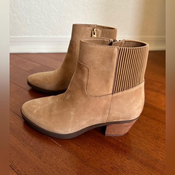 Vionic Shantelle Waterproof Leather Bootie. Size 6.5 - Picture 2 of 13